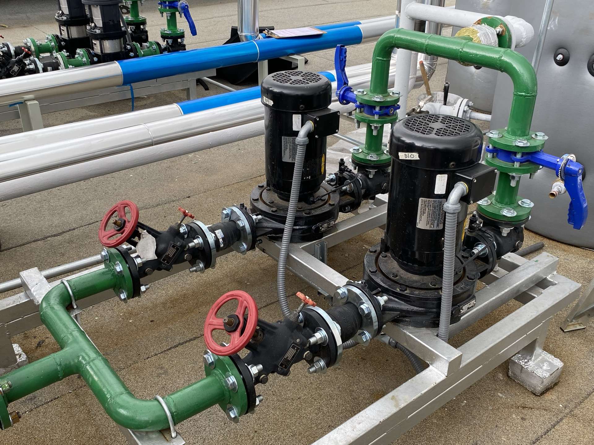 Conjunto de bombas y tubería del sistema de bombas de calor agua-agua instalado en planta