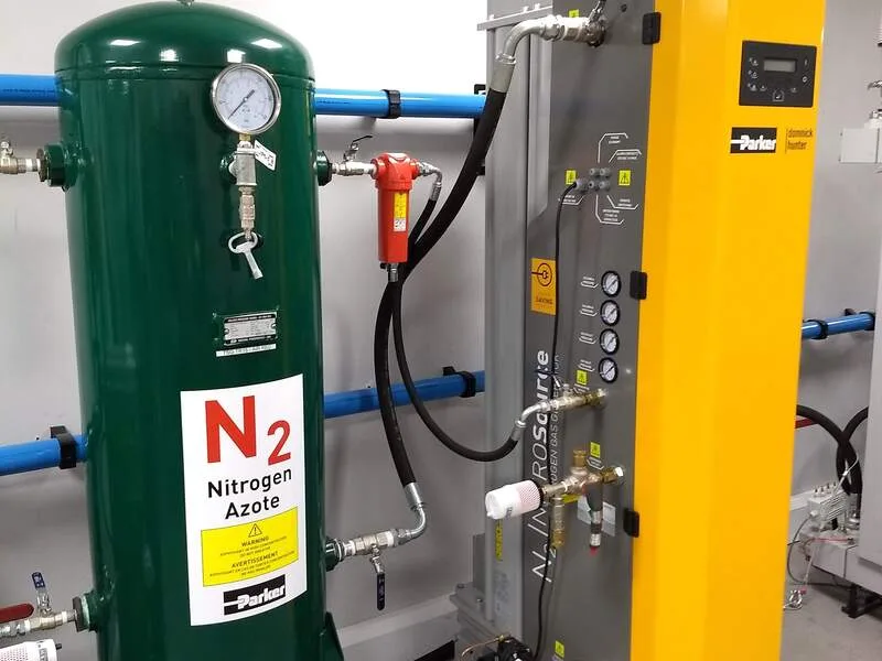 Generador de nitrógeno Parker con tanque pulmón y señalización N2 en una planta industrial.